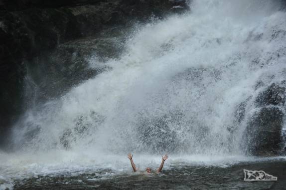 Um delicioso mergulho no Salto do Saci, na região de Antonina, litoral do Paraná
